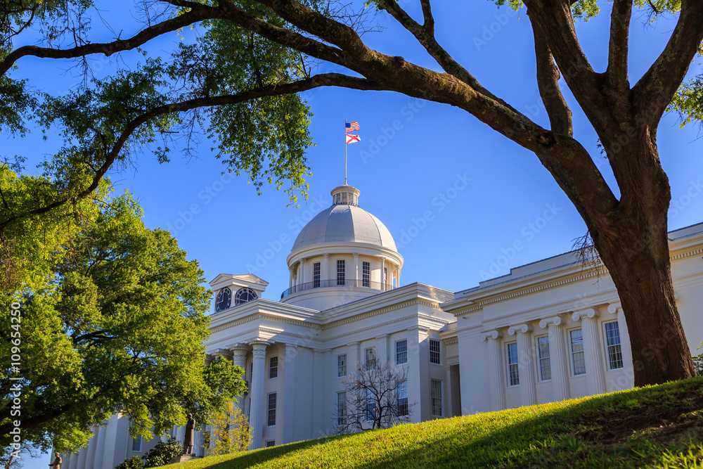 Obraz premium Alabama State Capitol Front Right Angle: Front right perspective of the Alabama State Capitol building.
