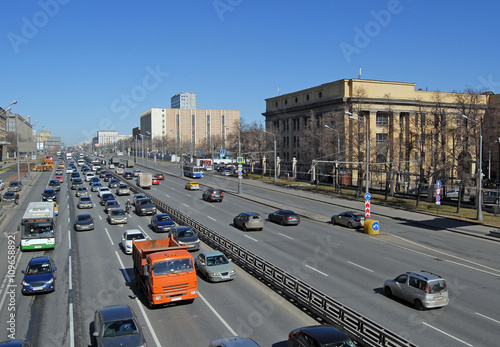Автомобильное движение на Ленинградском шоссе в Москве
