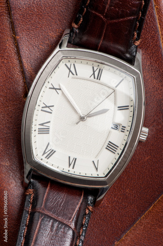 Wallpaper Mural men watch Torontodigital.ca