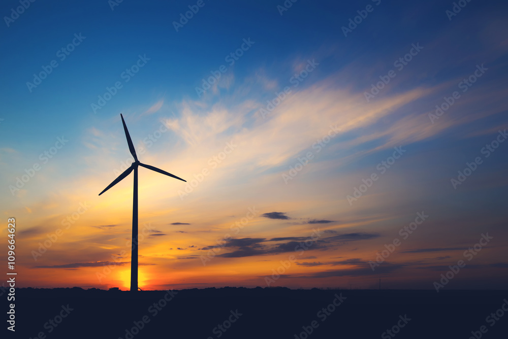 Elektrownia wiatrowa na tle wieczornego nieba Elektrownia wiatrowa na tle wieczornego nieba