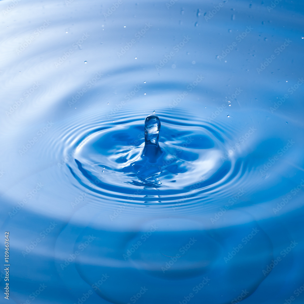 a water drop impact with water surface, causing rings on the sur a water drop impact with water surface, causing rings on the sur