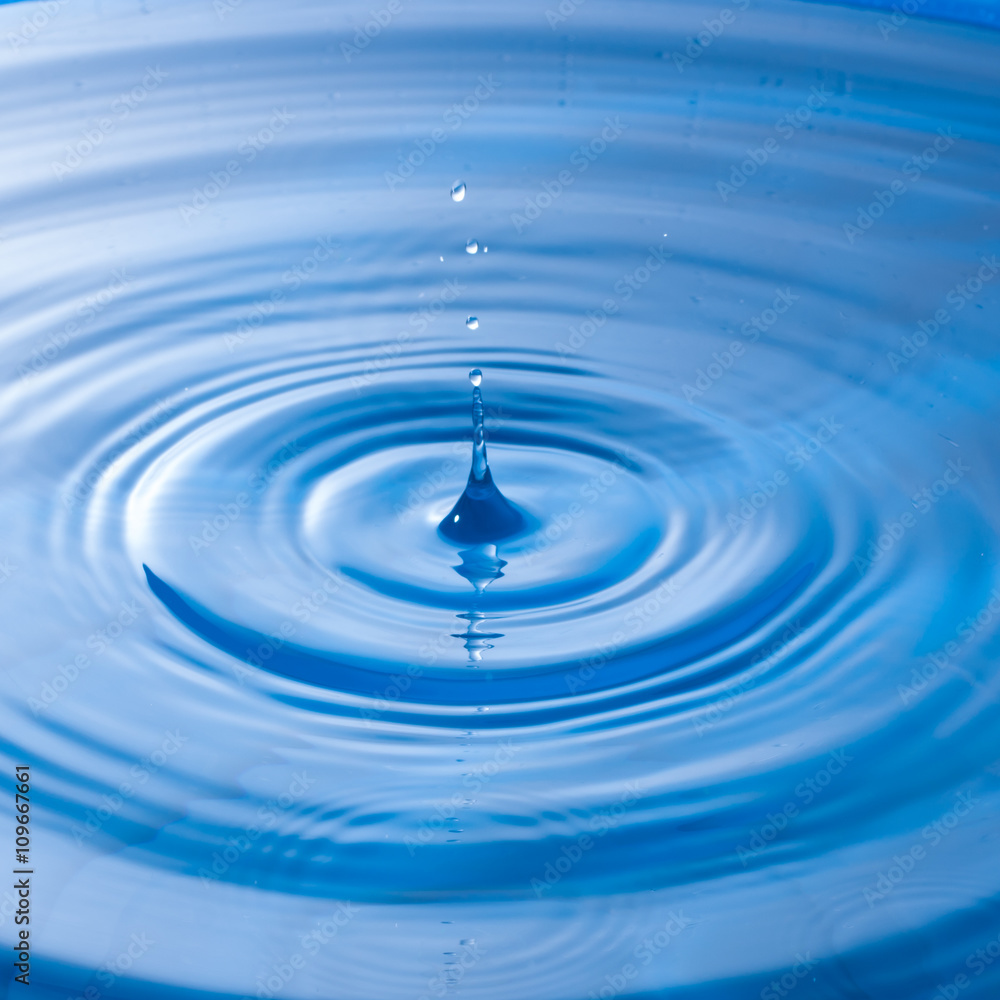 a water drop impact with water surface, causing rings on the sur a water drop impact with water surface, causing rings on the sur