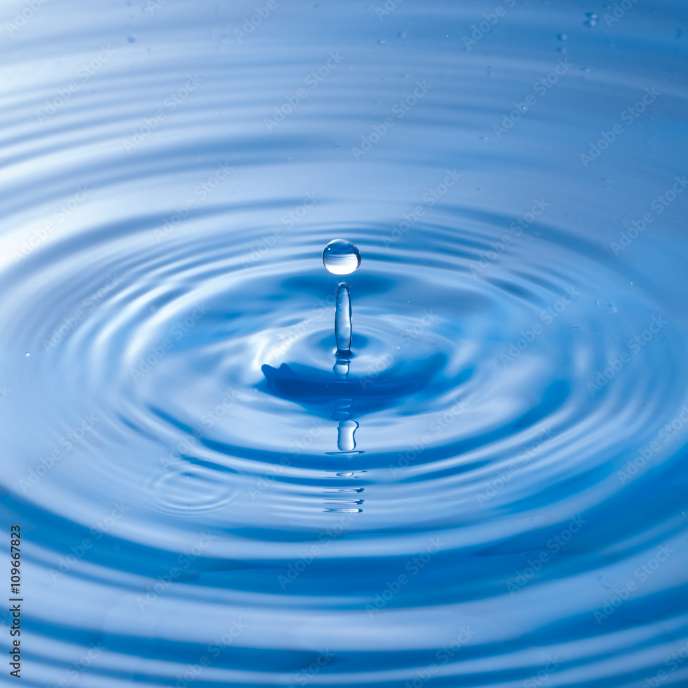 a water drop impact with water surface, causing rings on the sur a water drop impact with water surface, causing rings on the sur