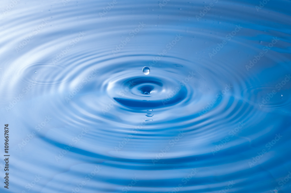 a water drop impact with water surface, causing rings on the sur a water drop impact with water surface, causing rings on the sur