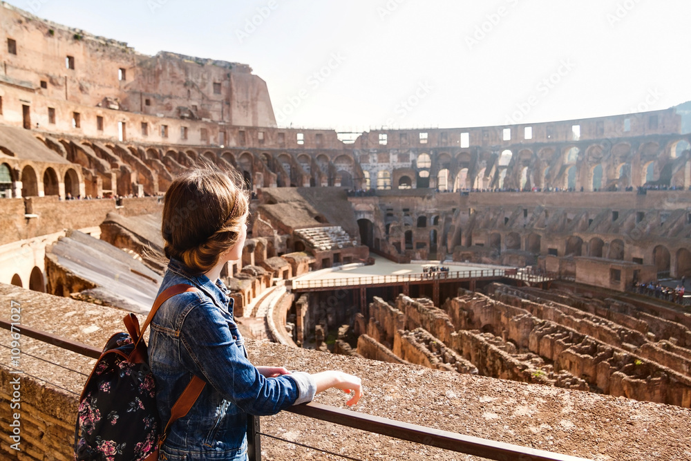 Young girl with backpack exploring inside the Colosseum (Coliseum) - obrazy, fototapety, plakaty 