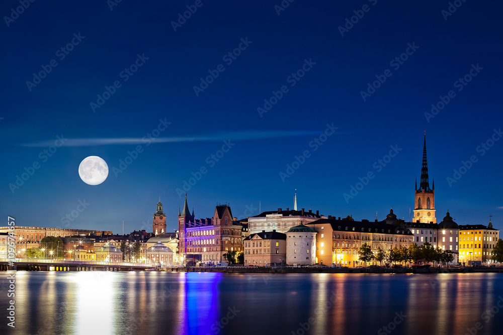 Full Moon, The Super Moon in 2015, rising over Stockholm.