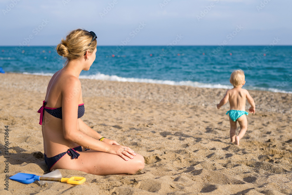 Мама с маленьким ребенком на пляже