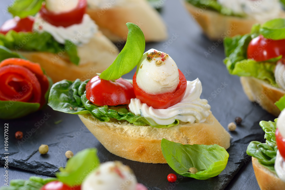 Käsehäppchen mit Tomate und Mozzarella, mit Basilikum und Frischkäse ...