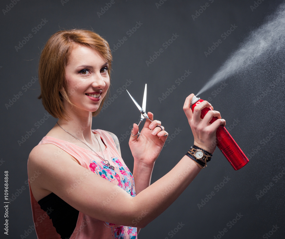 Obraz premium Friseurin schneidet Haare