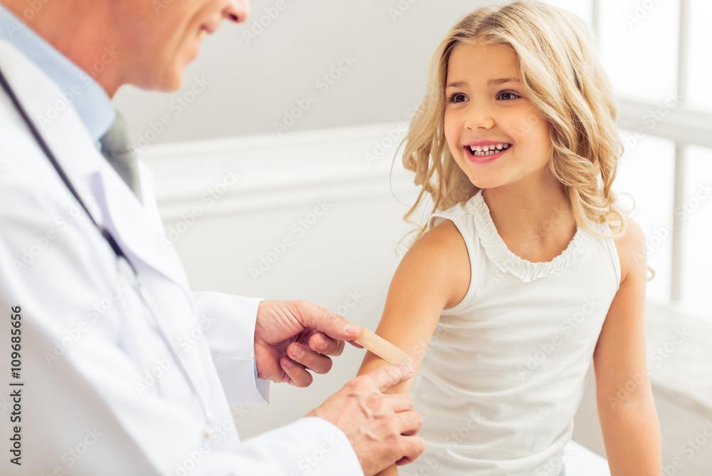 Obraz premium Little girl and pediatrician