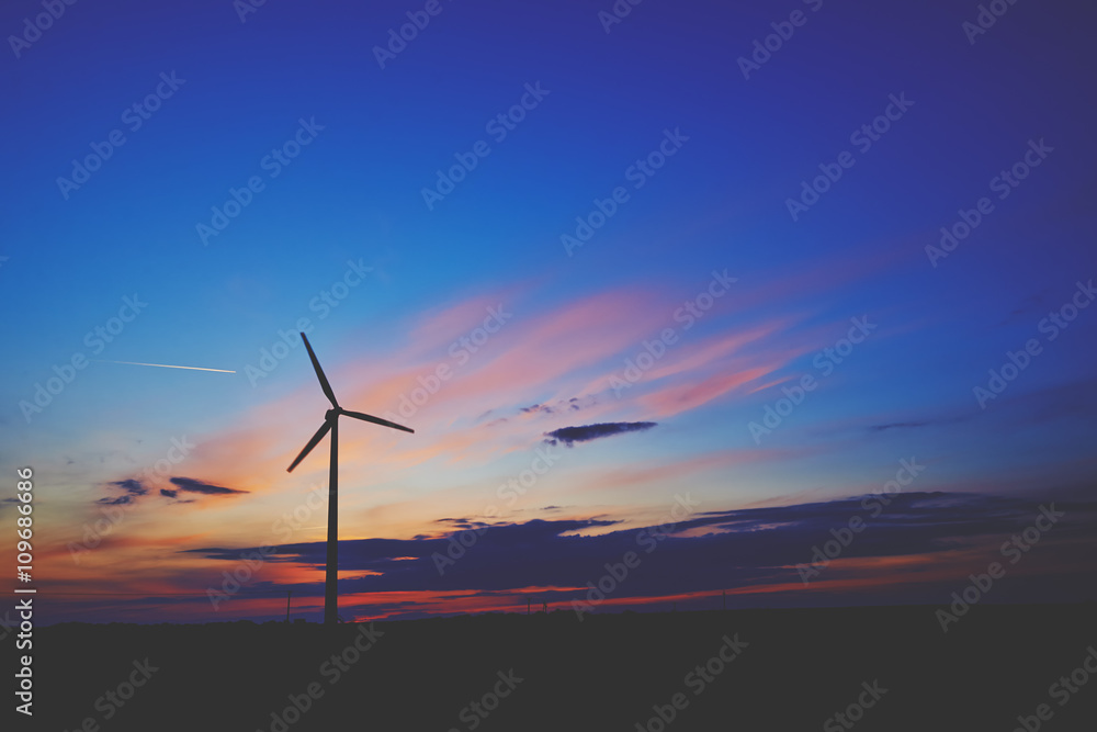 Elektrownia wiatrowa na tle wieczornego nieba Elektrownia wiatrowa na tle wieczornego nieba