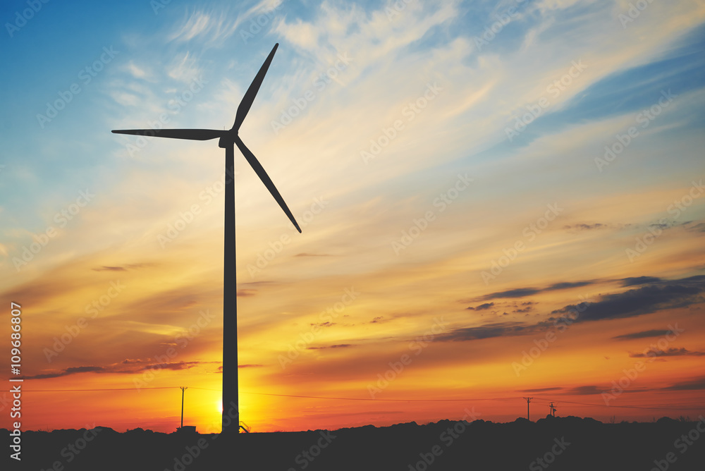 Elektrownia wiatrowa na tle wieczornego nieba Elektrownia wiatrowa na tle wieczornego nieba