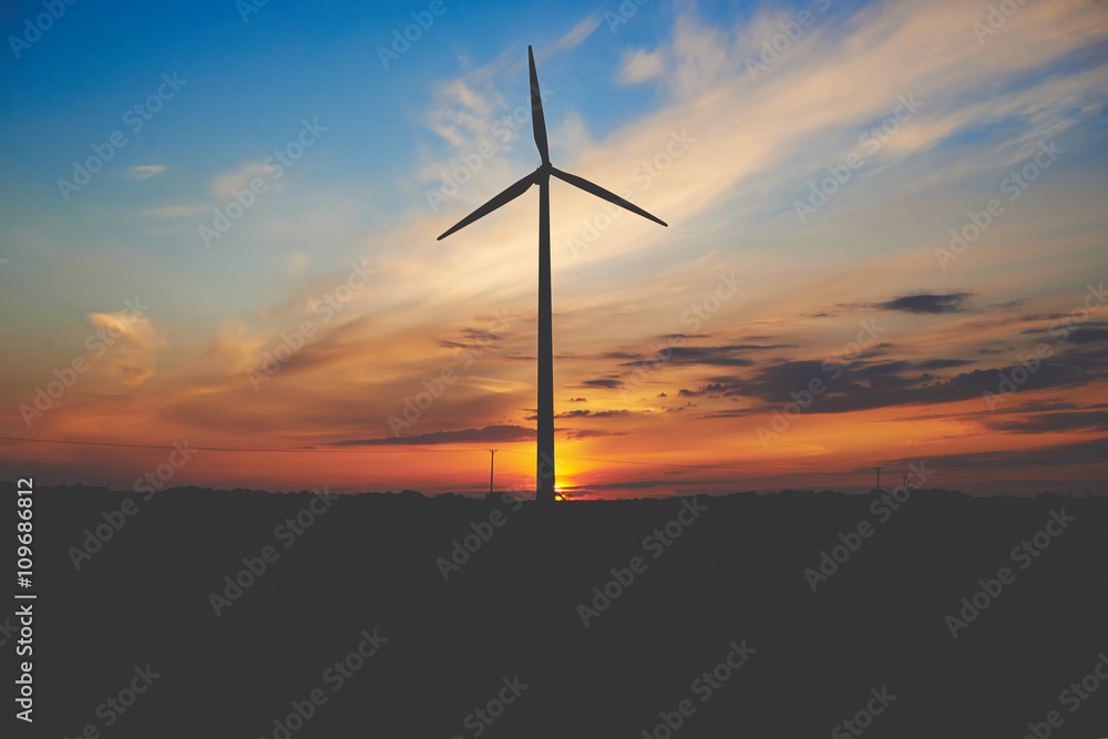 Obraz premium Elektrownia wiatrowa na tle wieczornego nieba