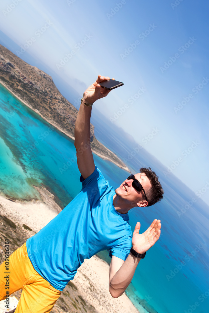 Φωτογραφία A man getting a selfie in front of the sea in the mountains