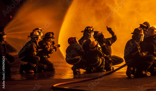Billede på lærred Firefighters discussing how to fight fire