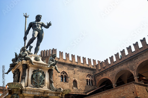Bologna: Neptune's bronze statue and historic palace