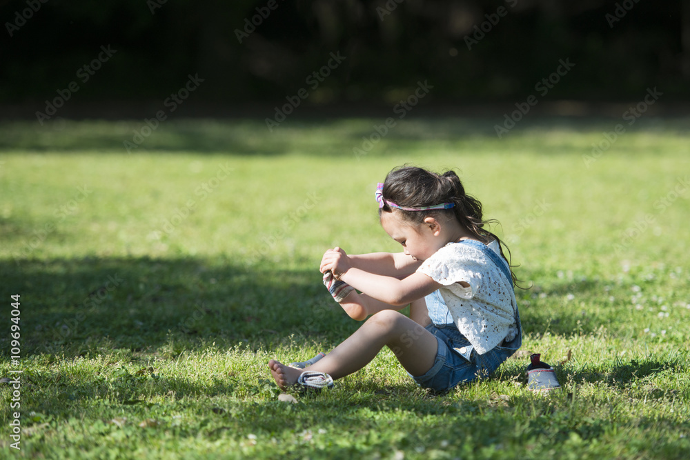 靴下を脱ぐ女の子 靴下を脱ぐ女の子