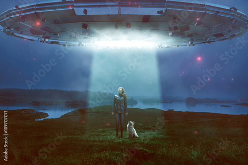 Frau und Hund sehen UFO über sich
