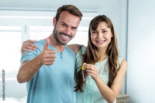 Smiling couple with key at new house © WavebreakmediaMicro