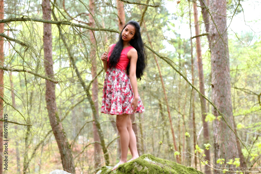 jeune femme aux couleurs du printemps jeune femme aux couleurs du printemps