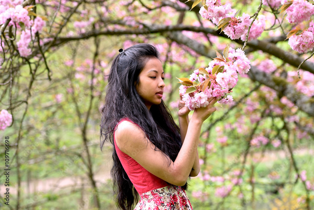 jeune femme aux couleurs du printemps jeune femme aux couleurs du printemps