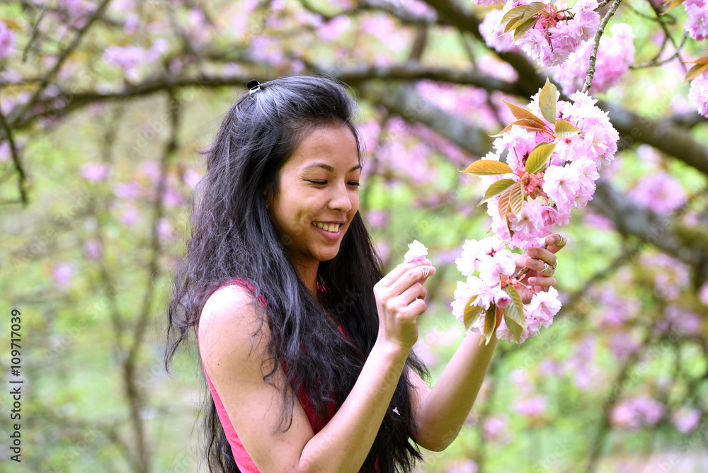 jeune femme aux couleurs du printemps jeune femme aux couleurs du printemps
