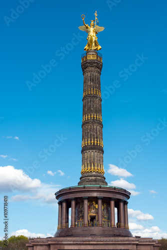 The Statue of Victory at the Tiergarten in Berlin © elxeneize