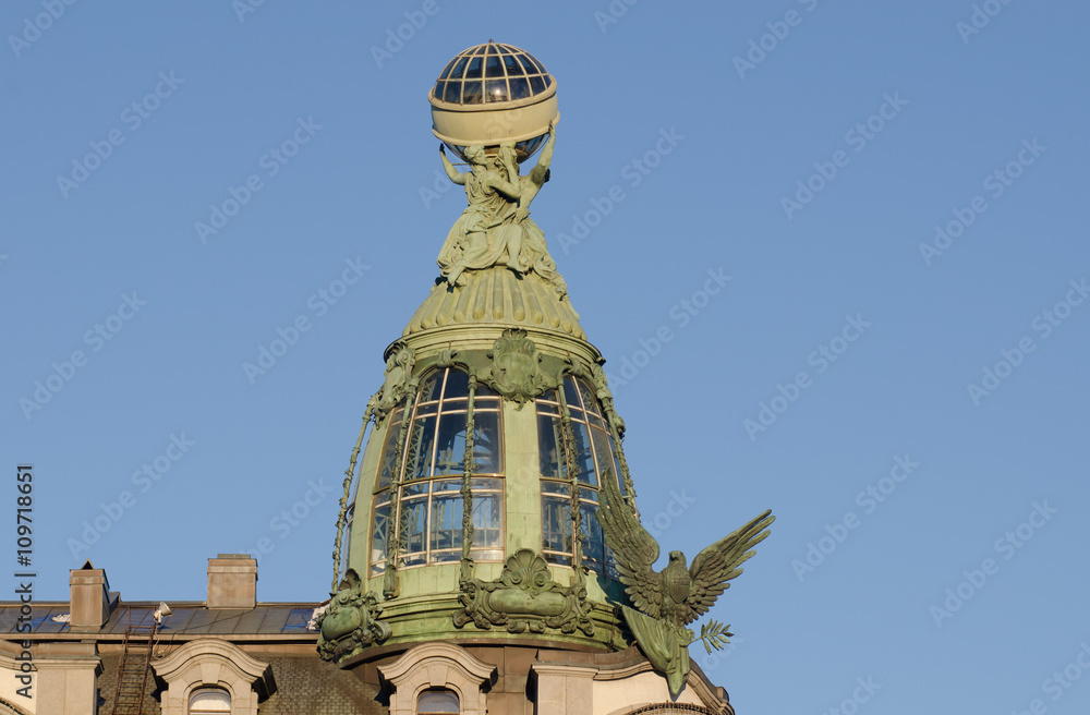 Obraz premium tower Singer (book) house with sculptures