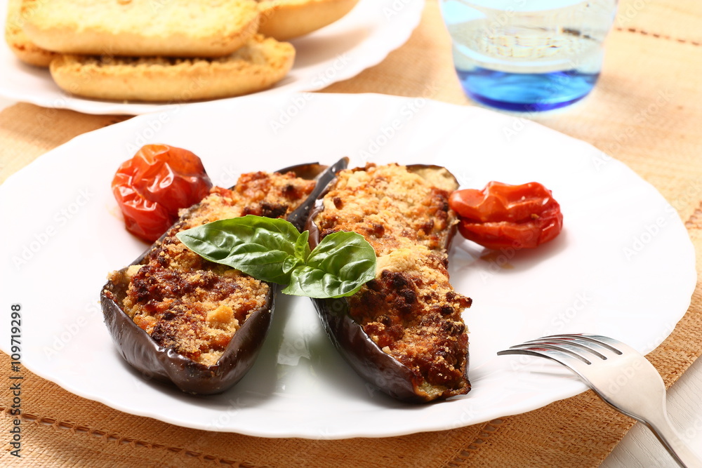 Melanzane ripiene con basilico e pomodorini Melanzane ripiene con basilico e pomodorini