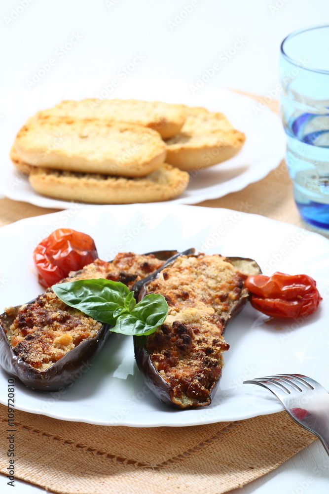 Melanzane ripiene con tonno e carne tritata Melanzane ripiene con tonno e carne tritata