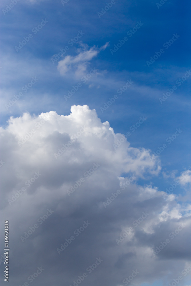 Obraz premium beautiful clouds on a blue sky