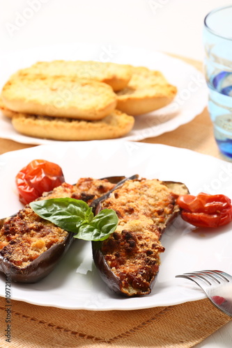 Melanzane ripiene con tonno e carne tritata