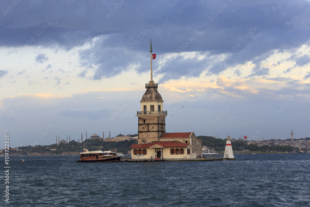 Fototapeta premium Maiden Tower View During the Twilight Under the Clouds