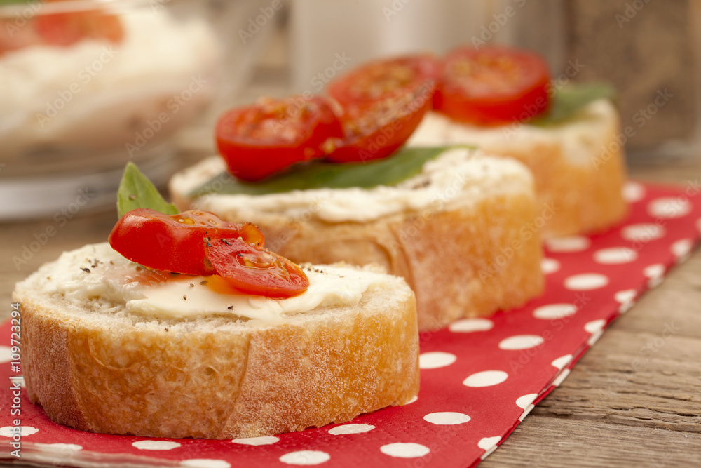slices of bread with butter and tomato slices