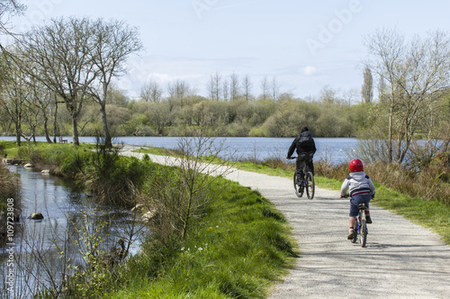 Un père et son fils font du vélo
