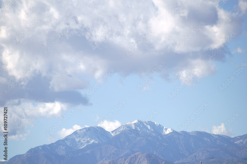 Berg San Jacinto / Der schneebedeckte Gipfel des Berg San Jacinto in den San Jacinto Bergen mit Wolken über den Bergen.