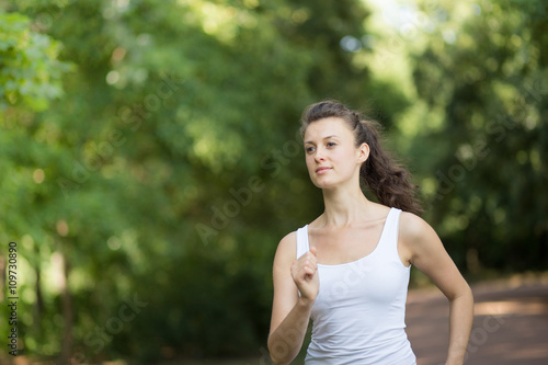 Joggerin im Grünen