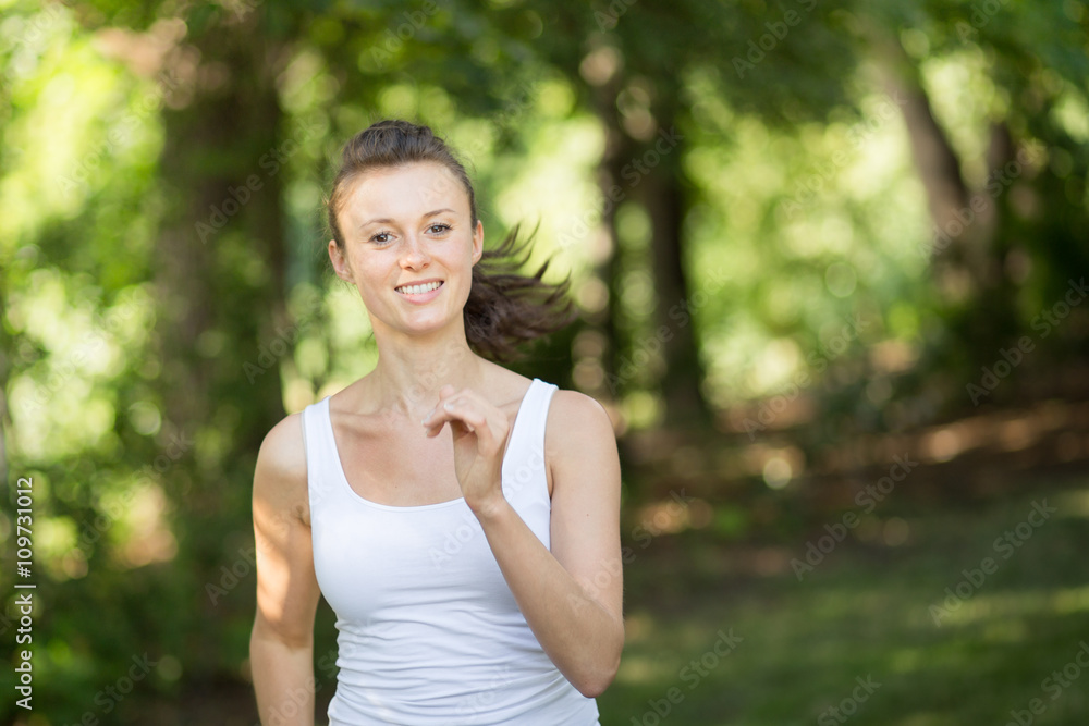 Junge Frau beim Joggen