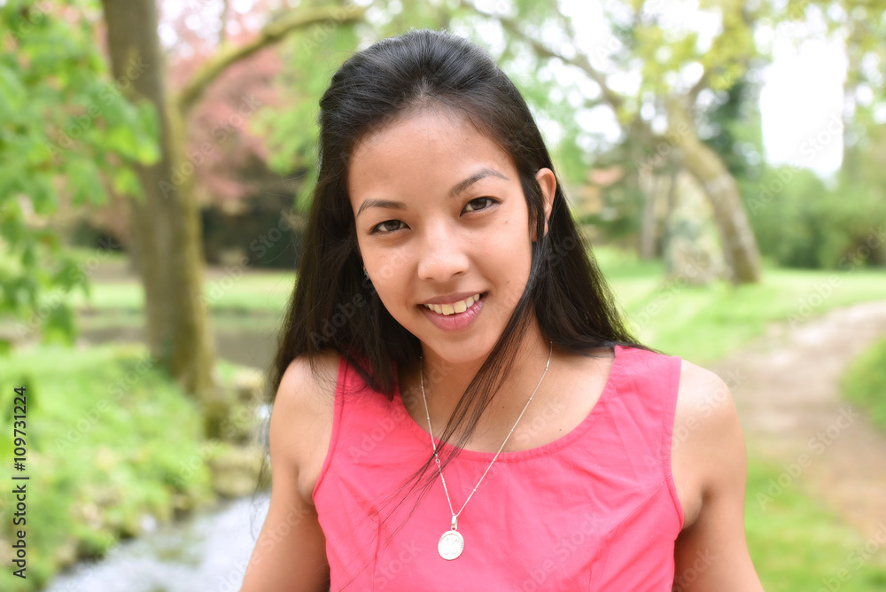 jeune femme aux couleurs du printemps jeune femme aux couleurs du printemps