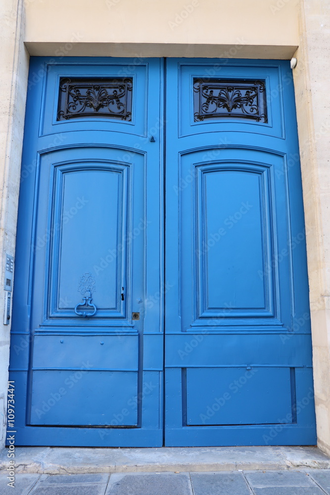 Porte ancienne à Paris