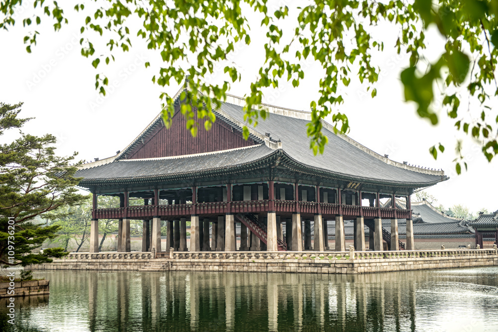 Fototapeta premium Gyeongbokgung palace in Seoul, South Korea.