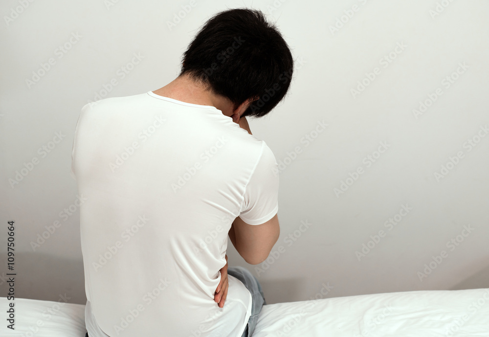 落ち込む男性