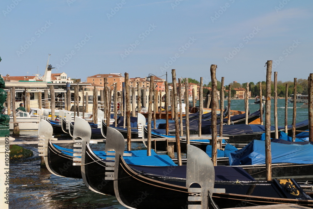 gondoles à quai vues du quai - Venise