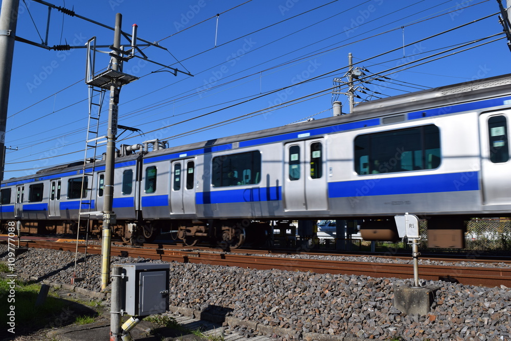 走行中の電車／茨城県の常磐線で、走行中の電車を撮影した、通勤通学イメージの写真です。