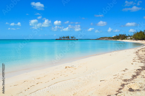 Deserted beach strip and crystal clear water on Eleuthera (Bahamas) © silardtoth