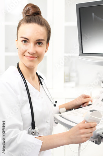 Aparat usg, lekarz przeprowadzający badanie usg. Lekarz przeprowadza badanie ultrasonograficzne.