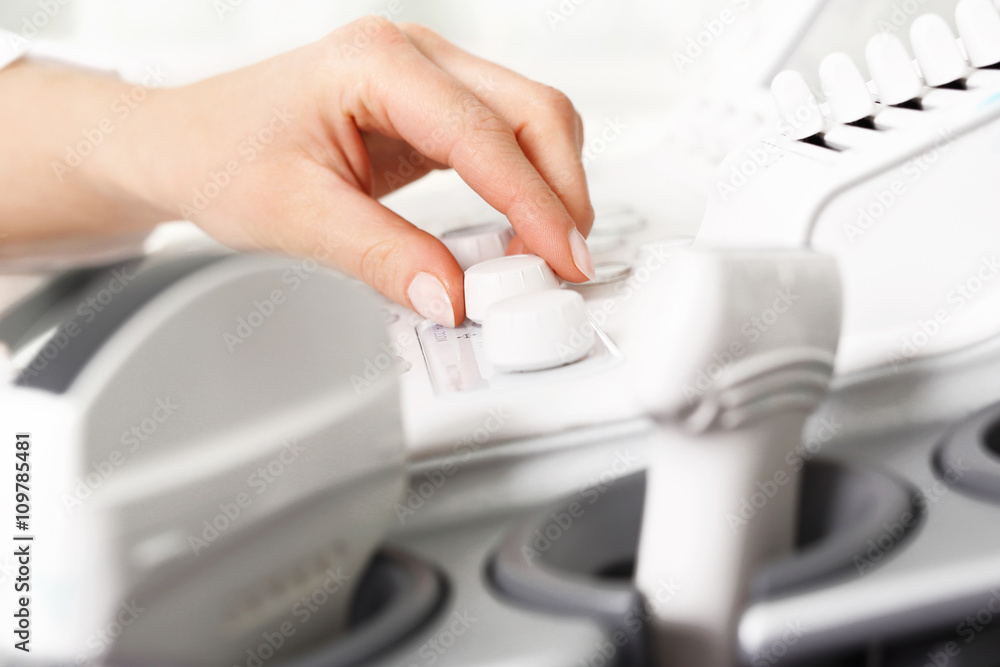 Nowoczesna aparatura ultrasonograficzna.Ultrasonograf, urządzenie do przeprowadzania badań usg