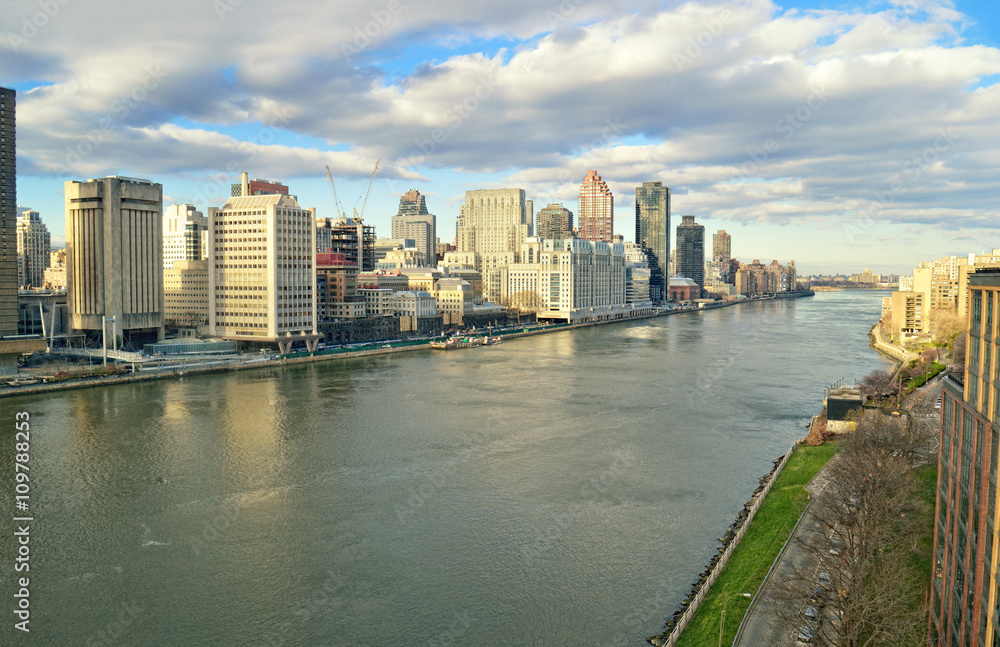 Fototapeta premium East River - widok z lotu ptaka.