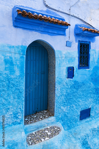 Detail of a door and window in the town of Chefchaouen, in Morocco © Tiago Fernandez