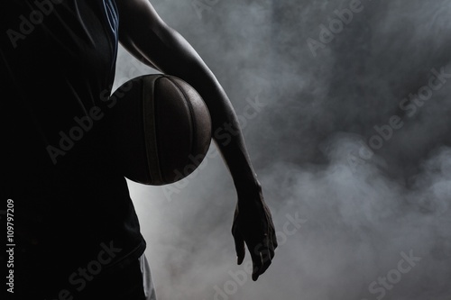 Fotografie, Obraz Detailní záběr na muže, který držel basketbal